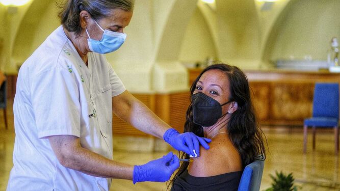 Una mujer sonríe al vacunarse en Cádiz.