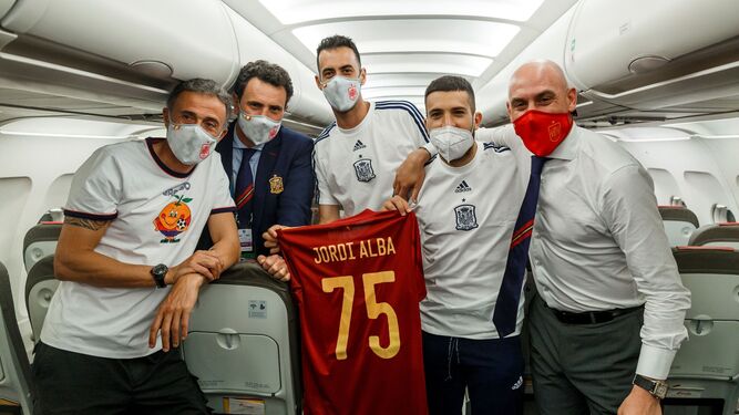 Jordi Alba con una camiseta que conmemora sus 75 partidos junto a otros miembros de la selección