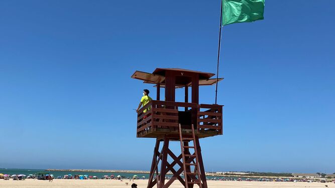 Una de las torretas instaladas ya en las playas portuenses.