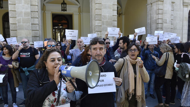 Una concentración de interinos a las puertas del Ayuntamiento de Sevilla, en octubre de 2019.