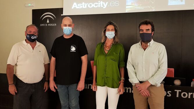 El presidente del Grupo Astronómico, con el ponente y los concejales Millán Alegre y Danuxia Enciso.