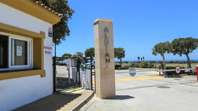 Entrada peatonal del hotel Aldiana que hasta ahora era utilizada para acceder a la playa y que ha sido clausurada por el establecimiento.