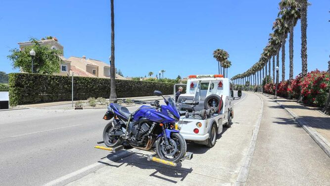 La grúa municipal retiraba a primera hora de la tarde de este martes la motocicleta que causó el atropello del lugar del suceso.