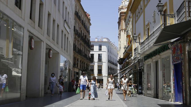 La calle Tetuán, una de las más comerciales de la ciudad, sin toldos.