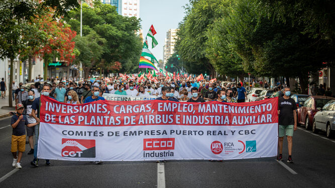Pancarta de cabecera y manifestación, entre el hospital y San José.