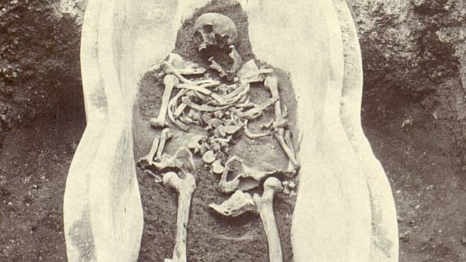 Los restos originales del sarcófago fenicio masculino.