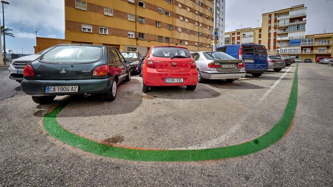 Los vecinos de la Plazuela de Las Tres Carabelas aseguran que desde que se implantó la zona verde tienen más problemas para aparcar.