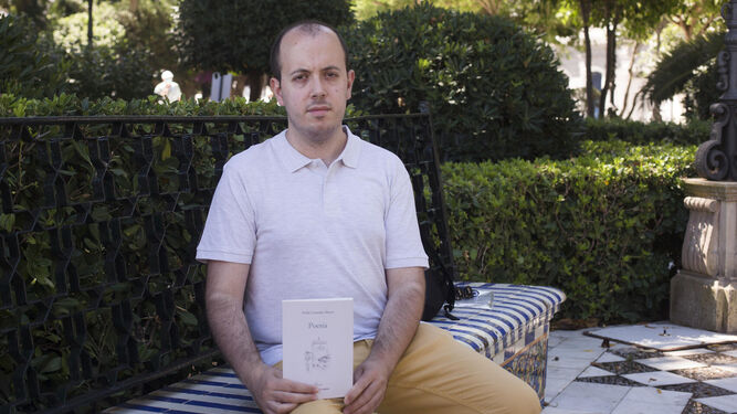 Jesús Serrano posa en la Alameda de Cádiz con un ejemplar de la antología poética de Nadia Consolani.