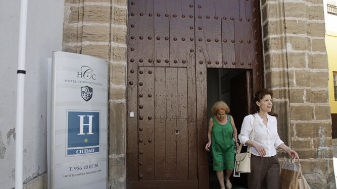 Dos turistas saliendo del Hotel  Convento  Cádiz, en una imagen de archivo.