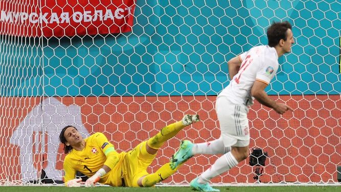Mikel Oyarzábal bate al portero de Suiza en el penalti definitivo de cuartos de final.