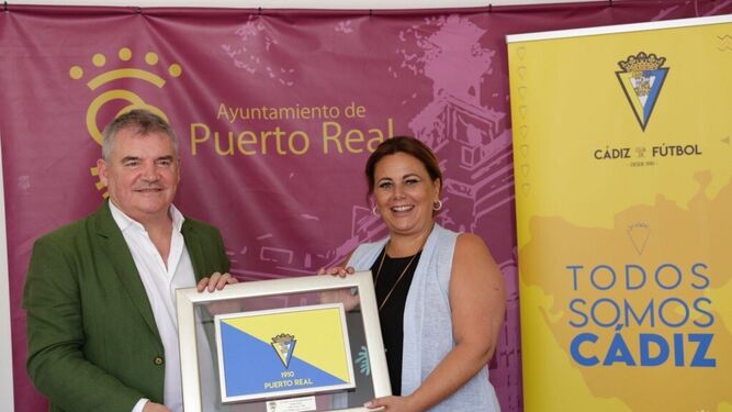 Elena Amaya, alcaldesa de Puerto Real, recibió a Manuel Vizcaíno.