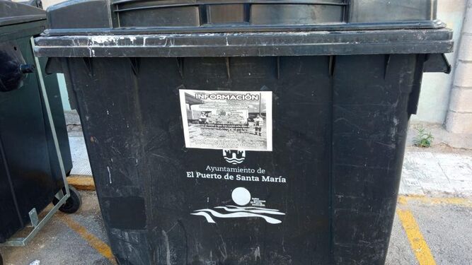 Carteles informando sobre la convocatoria de huelga en un contenedor de basuras.