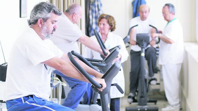 Pacientes realizan sus ejercicios de rehabilitación supervisados por profesionales.