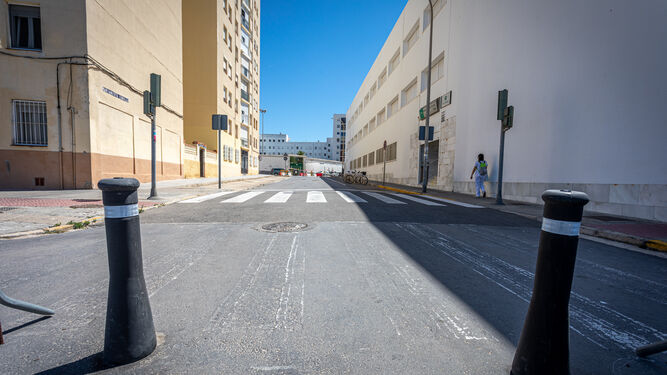 Pivotes que impiden el acceso de vehículos a la calle Marianista Cubillo.