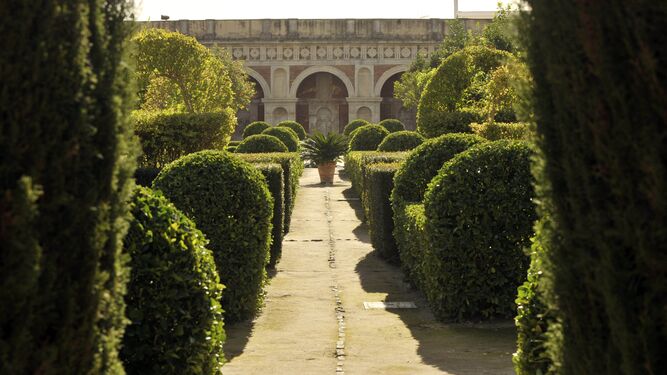 La Logia de Bornos enmarcada en los jardínes del Castillo Palacio de los Ribera