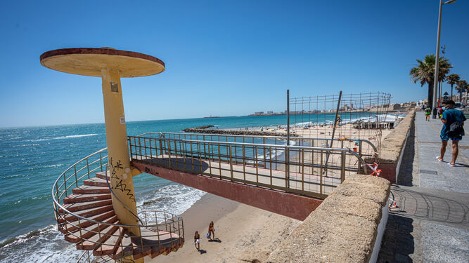 La escalera de caracol de acceso a la playa actualmente precintada.