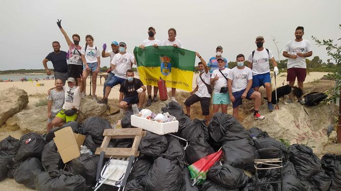 Los voluntarios que han participado en la limpieza del espigón de La Puntilla.