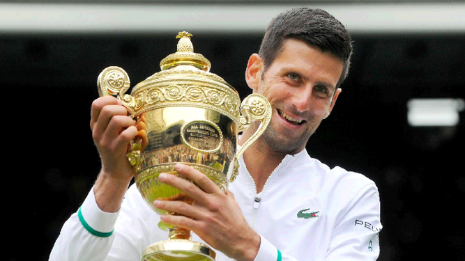 Djokovic posa con el trofeo de campeón de Wimbledon.