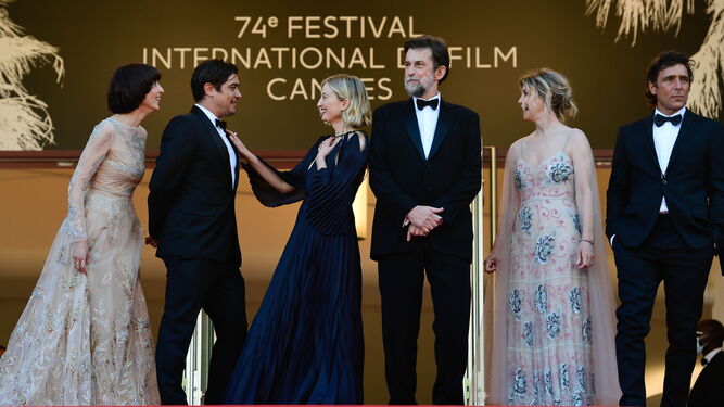 Nanni Moretti, en el centro, rodeado del equipo de ‘Tre piani’, la película que presentó dentro de la Sección Oficial del Festival de Cannes.
