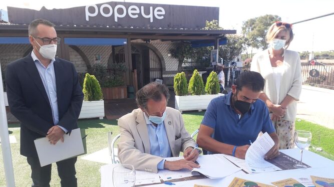 La firma realizada este martes para la adhesión del Restaurante Popeye al programa Eracis.