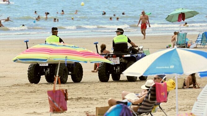 Una imagen de 2017, cuando la Policía Local de El Puerto patrullaba por las playas de manera preventiva.