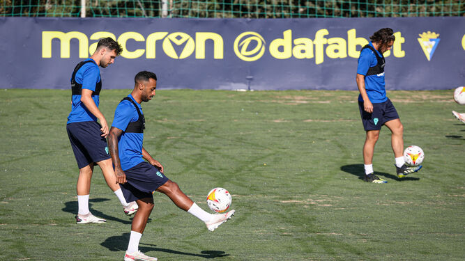 Akapo y Álvaro Giménez tan toques al balón en una sesión.