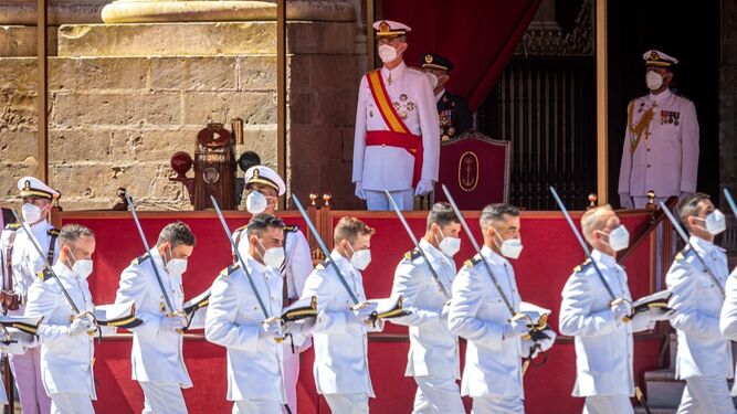 Los nuevos suboficiales de la Armada desfilan ante la mirada de Felipe VI tras pasar bajo la bandera de España.
