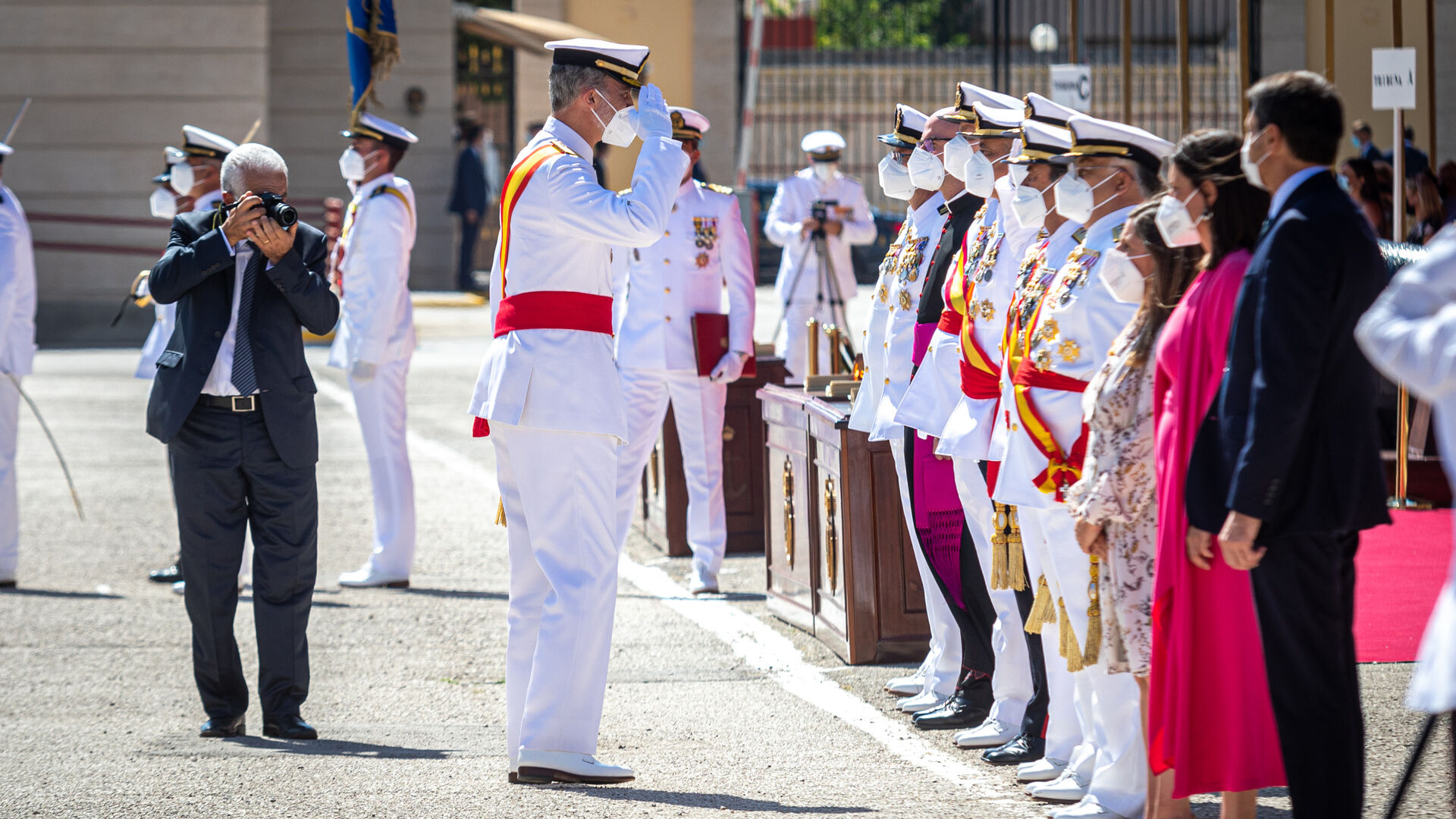 El Rey preside la entrega de despachos en la Escuela de Suboficiales de la Armada