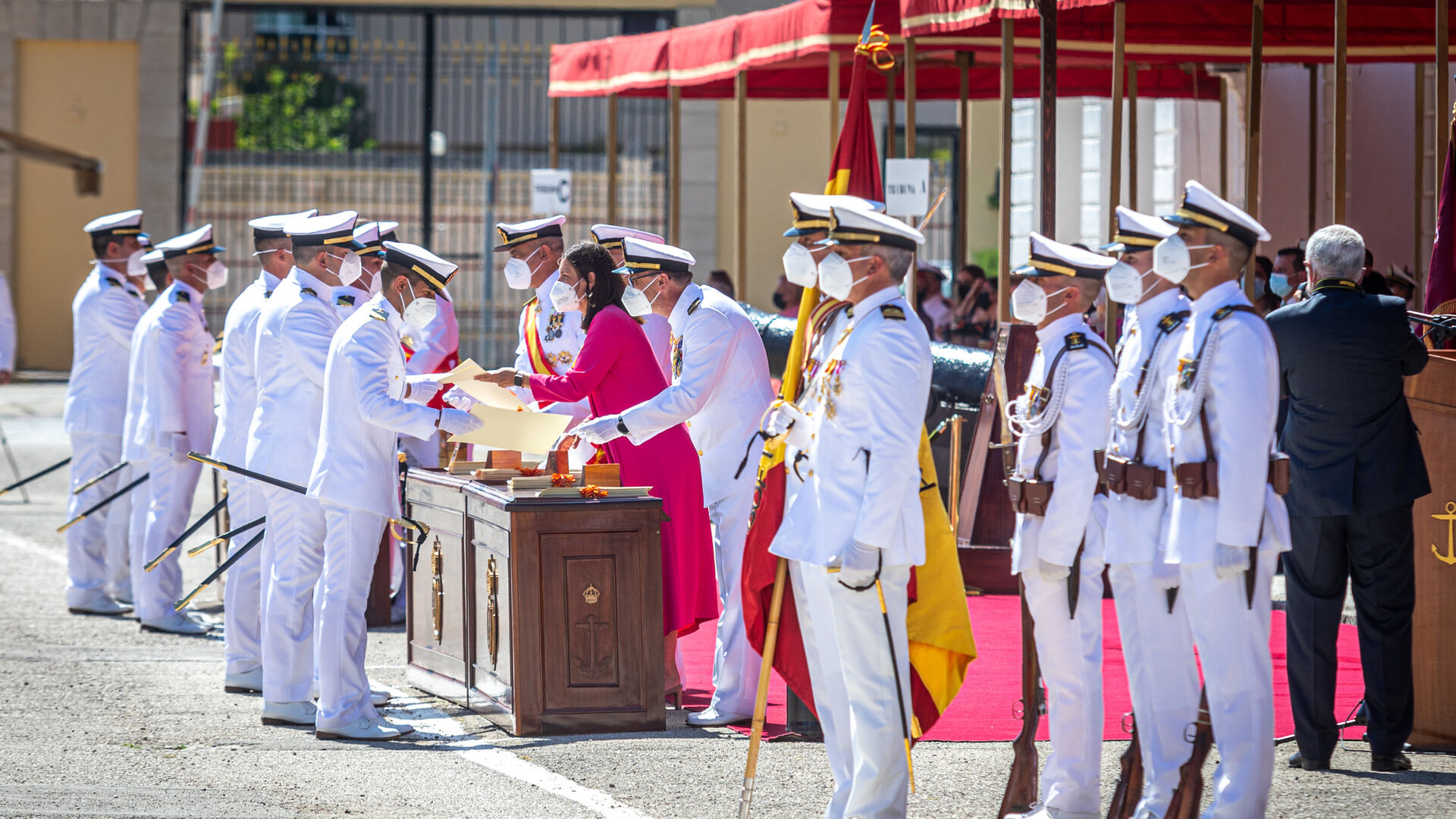 El Rey preside la entrega de despachos en la Escuela de Suboficiales de la Armada