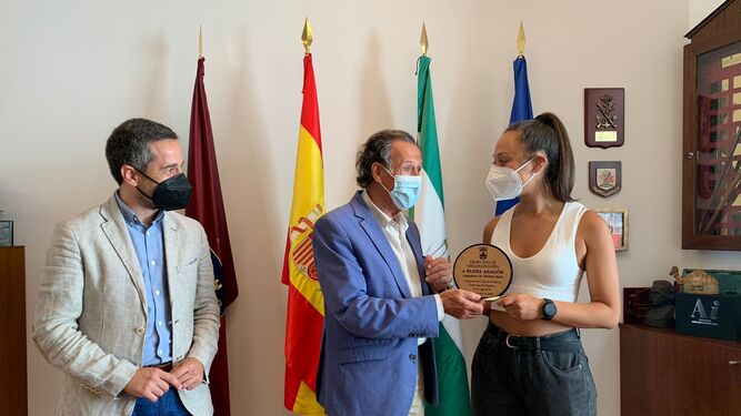 Entrega del reconocimiento municipal a la futbolista Elena Aragón.