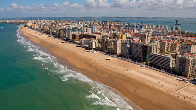 La playa de La Victoria, en Cádiz.