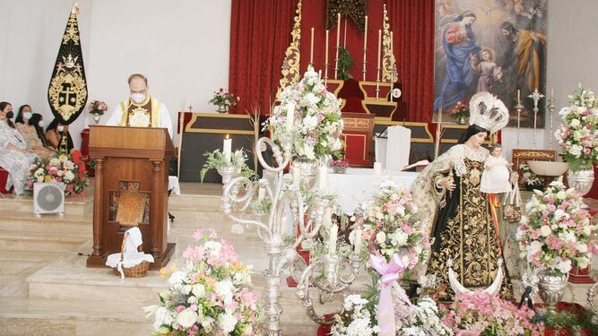 Nuestra Señora del Carmen luce varios centros de flores y los candelabros del paso de palio de la hermandad de El Nazareno.