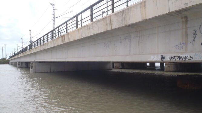 La tubería de conexión de abastecimiento de agua potable discurrirá por un lateral del puente ferroviario.