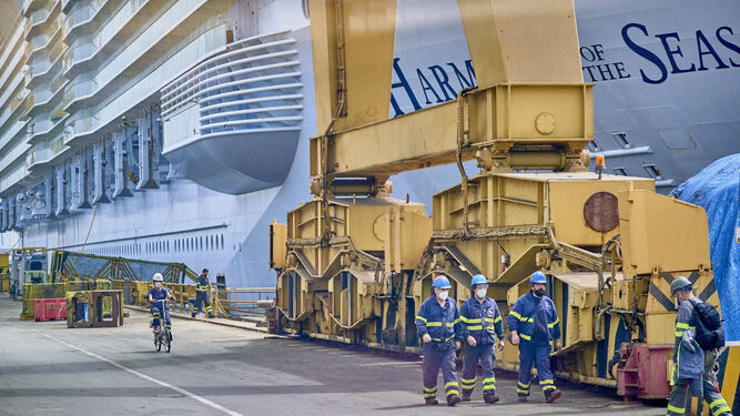 El buque crucero  'Harmony of the Seas' durante su reparación en Navantia  Cádiz el pasado abril