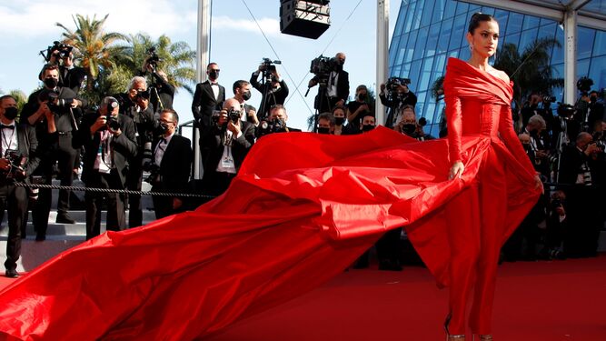 Marta Lozano luce un espectacular vestido rojo de Lorenzo Caprile en Cannes.
