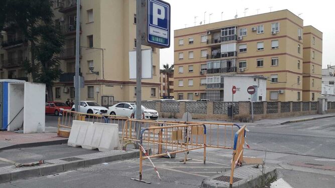 Unas vallas impiden ya la entrada al aparcamiento de Bajamar 2.