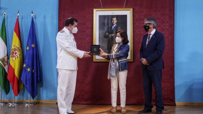 El Ajema, Antonio Martorell, y la ministra de Defensa, Margarita Robles, enseñan la Medalla de Oro en presencia del rector, Francisco Piniella.