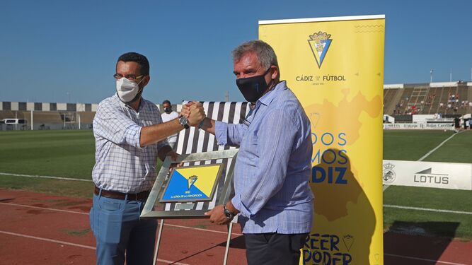 Saludo entre el alcalde de La Línea (i) y el presidente del Cádiz.
