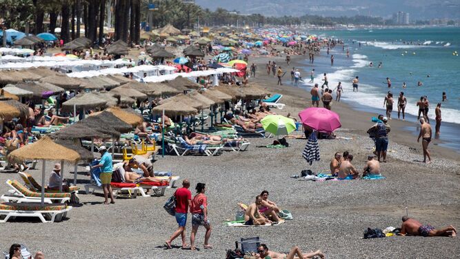 Numerosas personas disfrutan en las playas  de Torremolinos, Málaga.