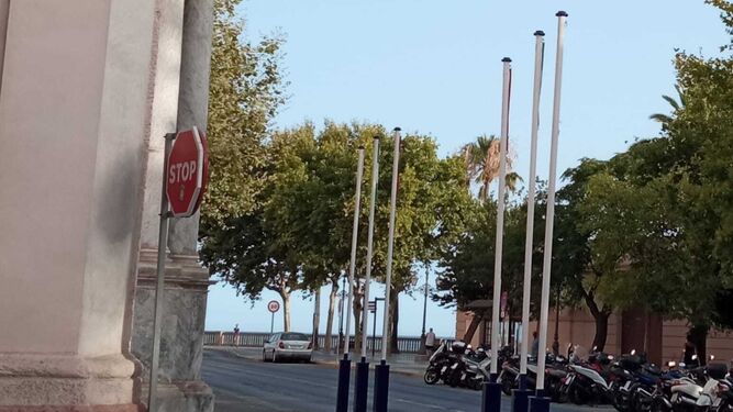 Mástiles sin banderas en la puerta de la iglesia del Carmen, en Cádiz.