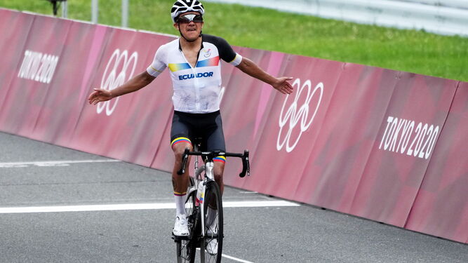 El ecuatoriano Richard Carapaz celebra su título olímpico al cruzar la meta.