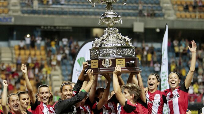 Las jugadoras del Athletic levantan la copa del Trofeo en 2019.