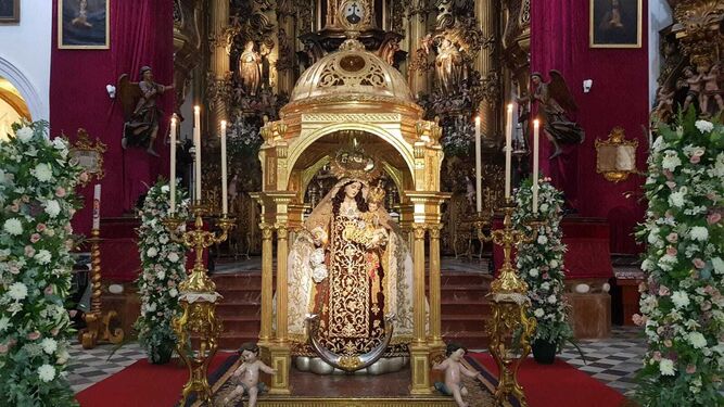 La Virgen del Carmen, en su templete durante la veneración de este año.