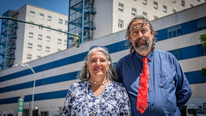 Ana Fernández-Sesma y Adolfo García Sastre con el Hospital Puerta del Mar de Cádiz al fondo.