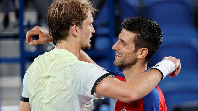 Djokovic y Zverev se abrazan después de su semifinal.