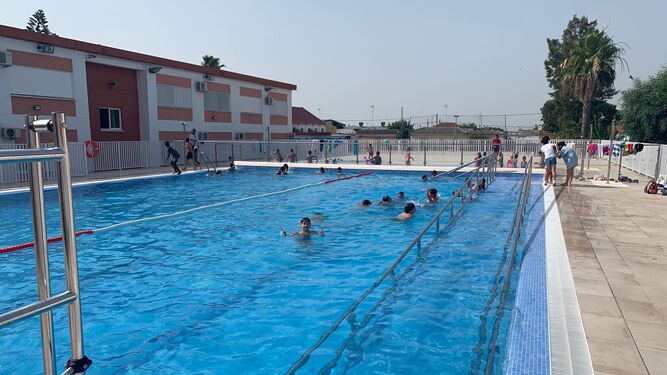 Una de las dos piscinas con las que cuenta el CEIP Maestra Caridad Ruiz de La Algaida.