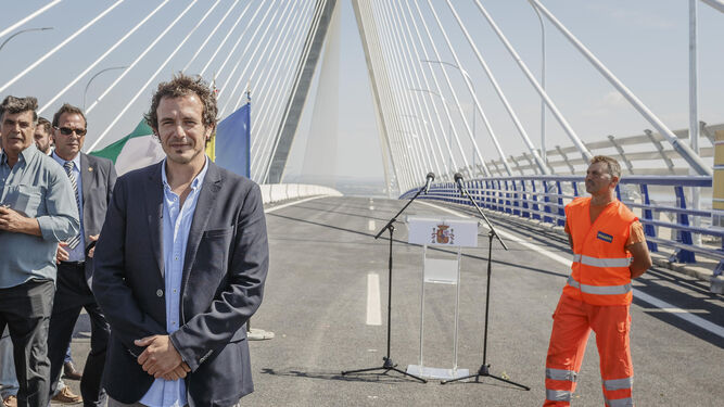 Kichi, a los tres meses de ser investido alcalde, en el acto de inauguración del segundo puente.