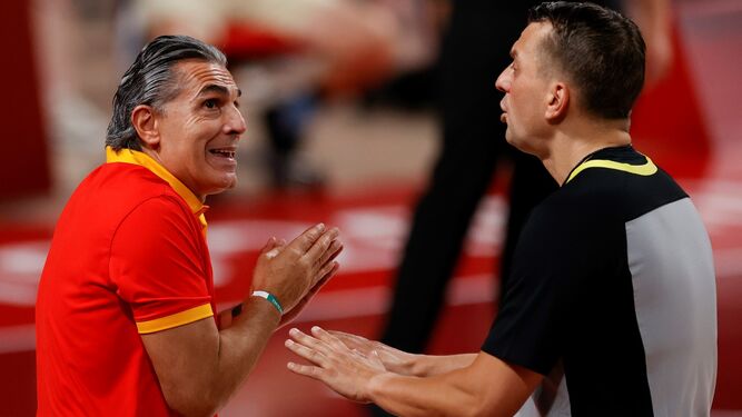Sergio Scariolo, seleccionador español, reclama una acción a un árbitro.