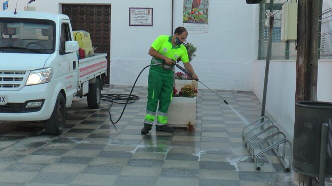 Trabajador de limpieza de la empresa Valoriza, San Roque