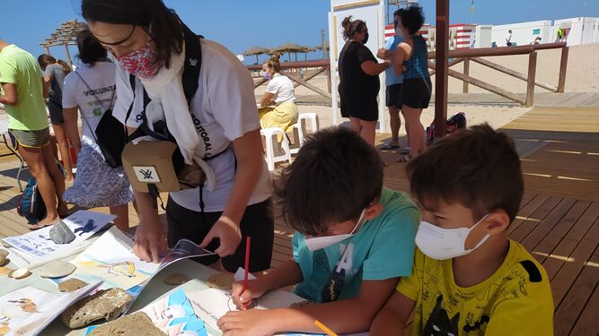 Actividades de los scouts Eryteeia y Agaden en la playa de Camposoto.